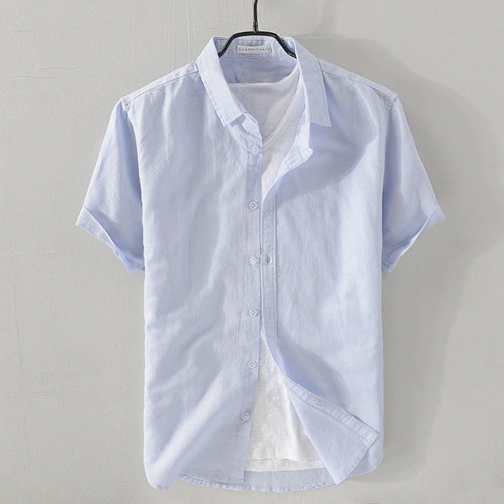 Effortless men's casual button-down shirt with short sleeves. Ideal for relaxed summer fashion.