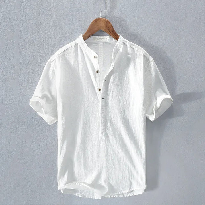 Breathable men's short sleeve shirt, relaxed fit, ensures casual comfort for everyday and summer wear.