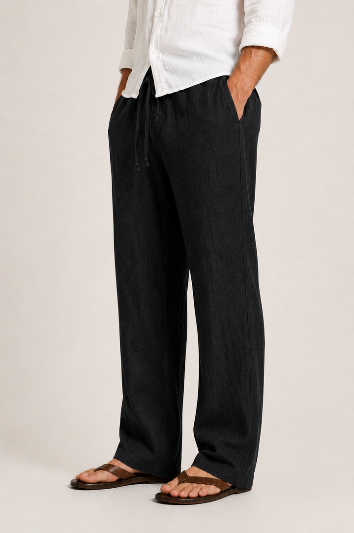 Back view of men's relaxed fit summer trousers, highlighting functional pockets. Ideal comfortable casual wear.