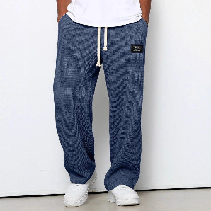 Everyday men's trousers, relaxed fit with an easy-to-adjust waistband.