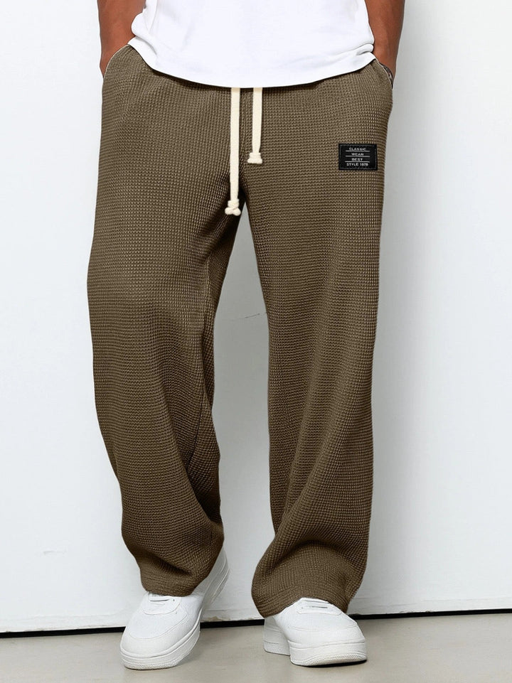 Men's comfort trousers, relaxed fit and adjustable waist for a perfect fit.