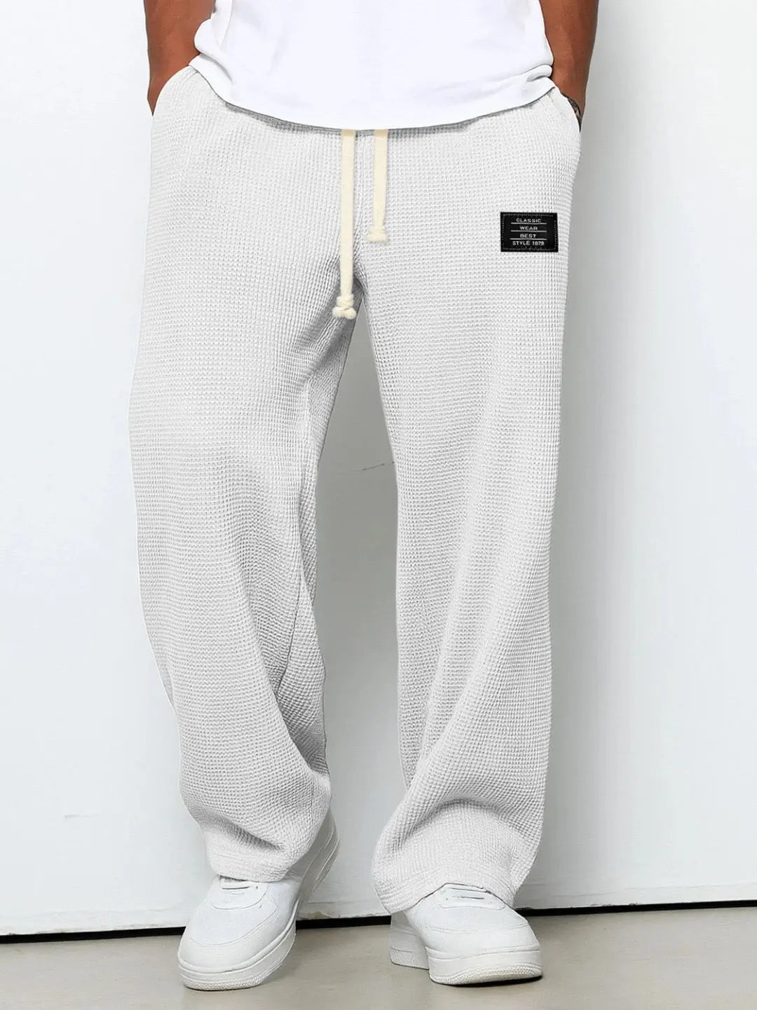 Stylish men's relaxed fit trousers, ideal for versatile everyday fashion.