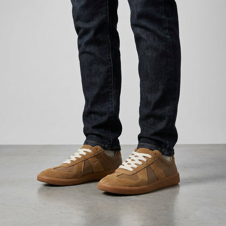 Men's retro low top sneakers for urban style. Comfortable daily casual lace-up footwear.