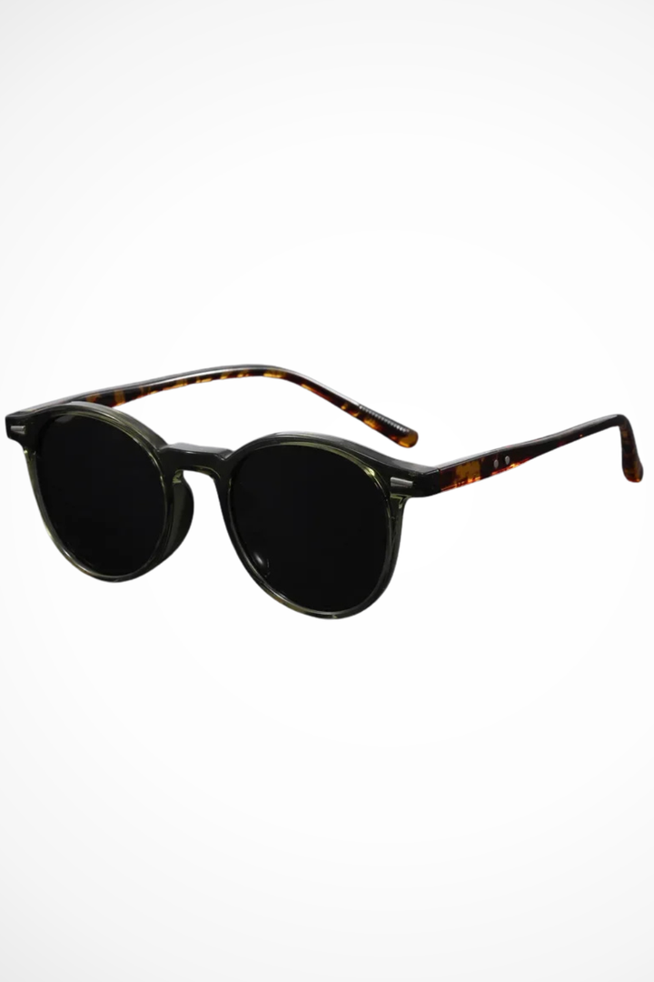 Sophisticated men's round retro sunglasses, featuring dark lenses for classic and versatile casual style.