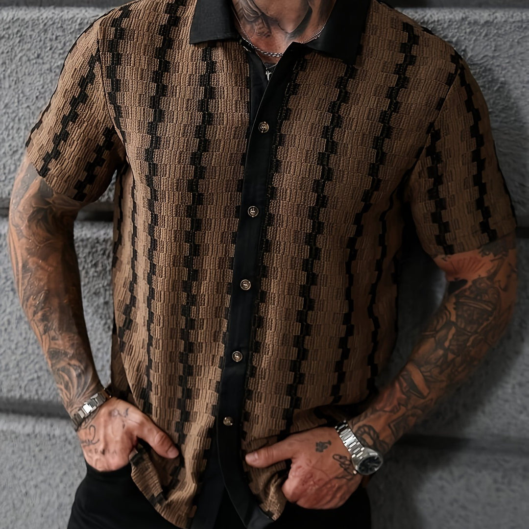 Trendy men's short sleeve striped shirt, great for a relaxed and stylish summer look.