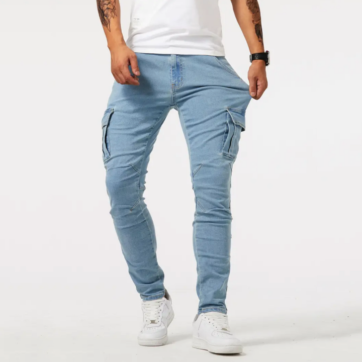Stylish men's skinny cargo pants in a versatile fit, ideal for a contemporary, casual look.