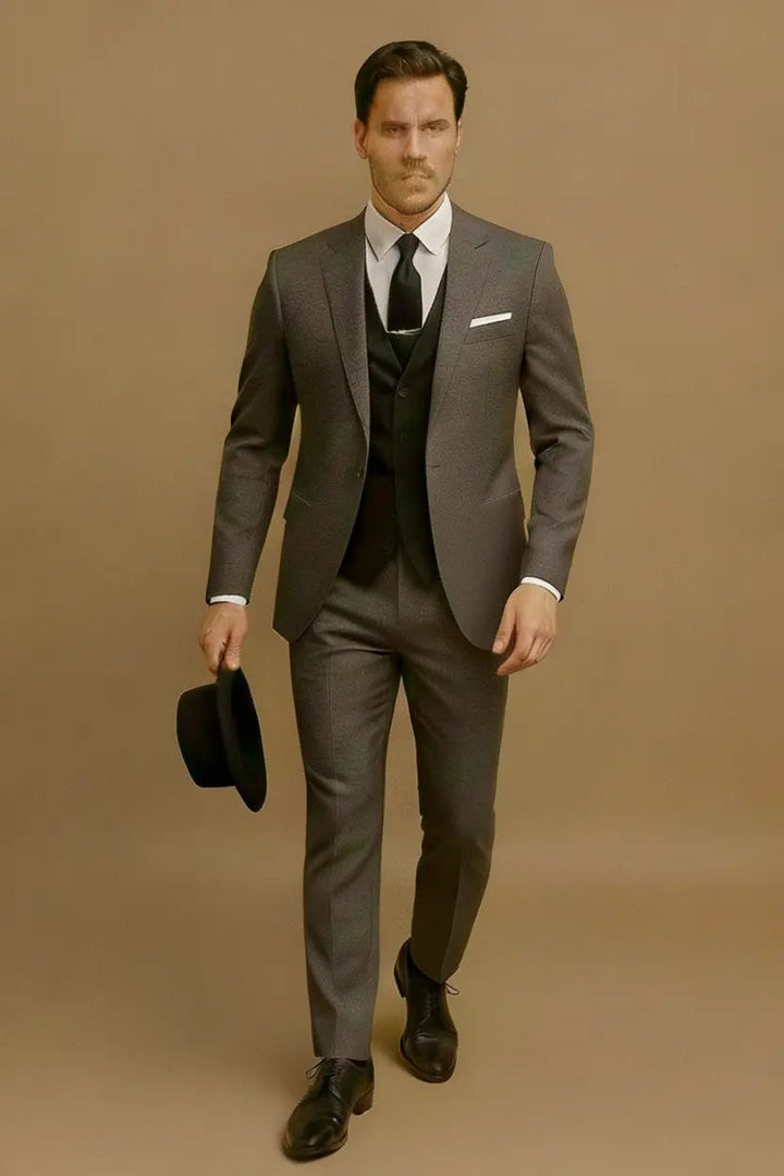 Elegant men's 3-piece suit in slim fit. Includes sophisticated blazer, vest & trousers.