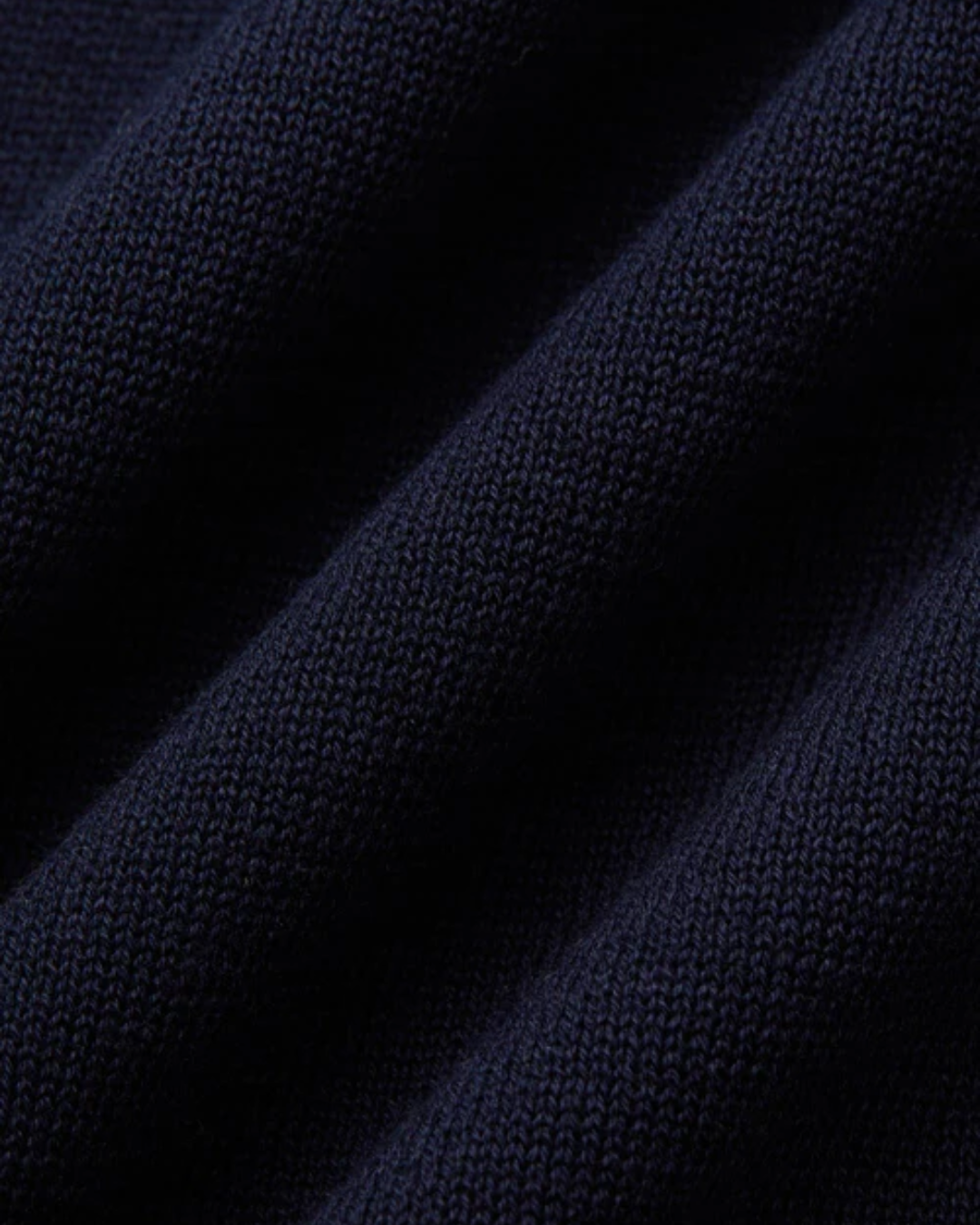Fitted black men's polo shirt, short sleeve, offering a smart casual look for everyday style.