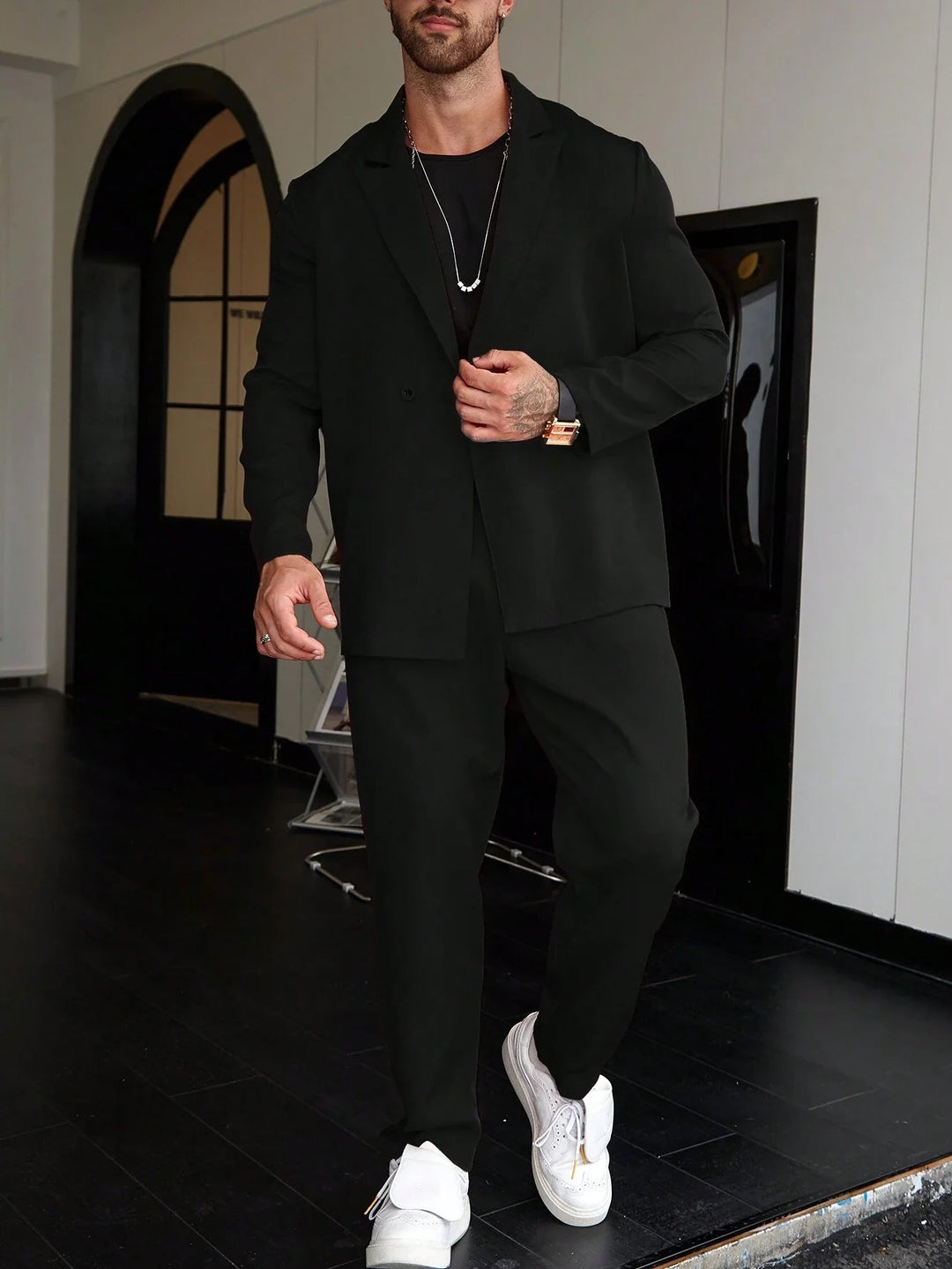 Versatile slim fit men's tailored business suit for men's fashion, office attire & event wear.