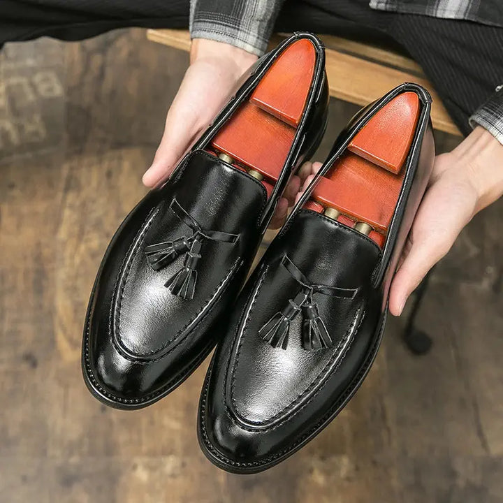 Men's slip-on loafers in a sleek design, offering everyday comfort and versatile style. Ideal casual footwear.