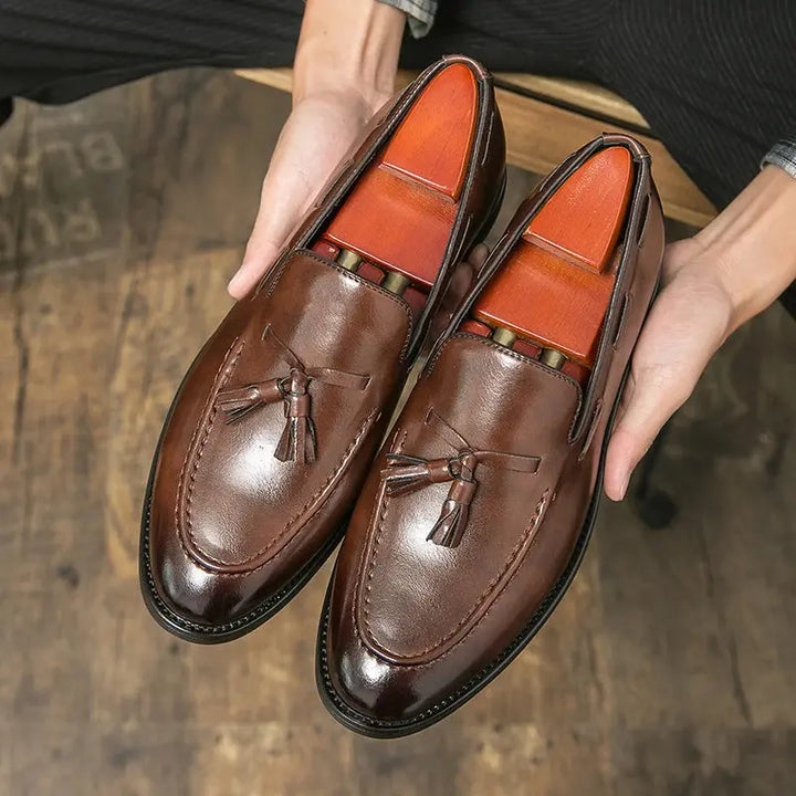 Comfortable men's slip-on loafers, perfect for both casual outfits and semi-dress occasions. Everyday fashion.