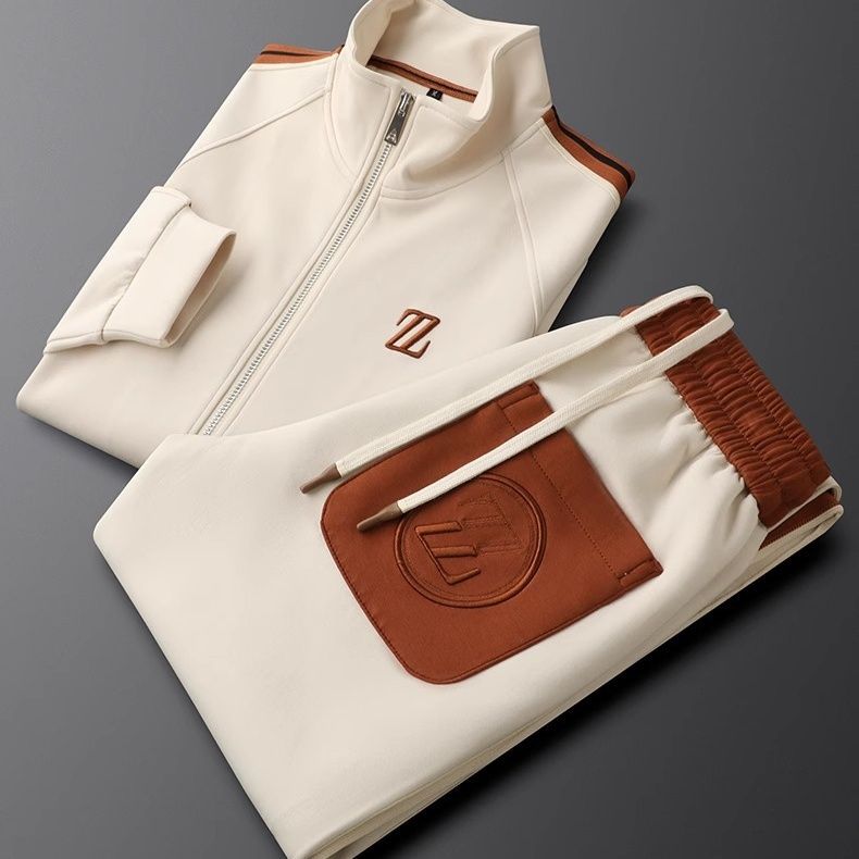Modern men's activewear tracksuit set, sporty two-piece for comfort & flexibility in casual or athletic settings.