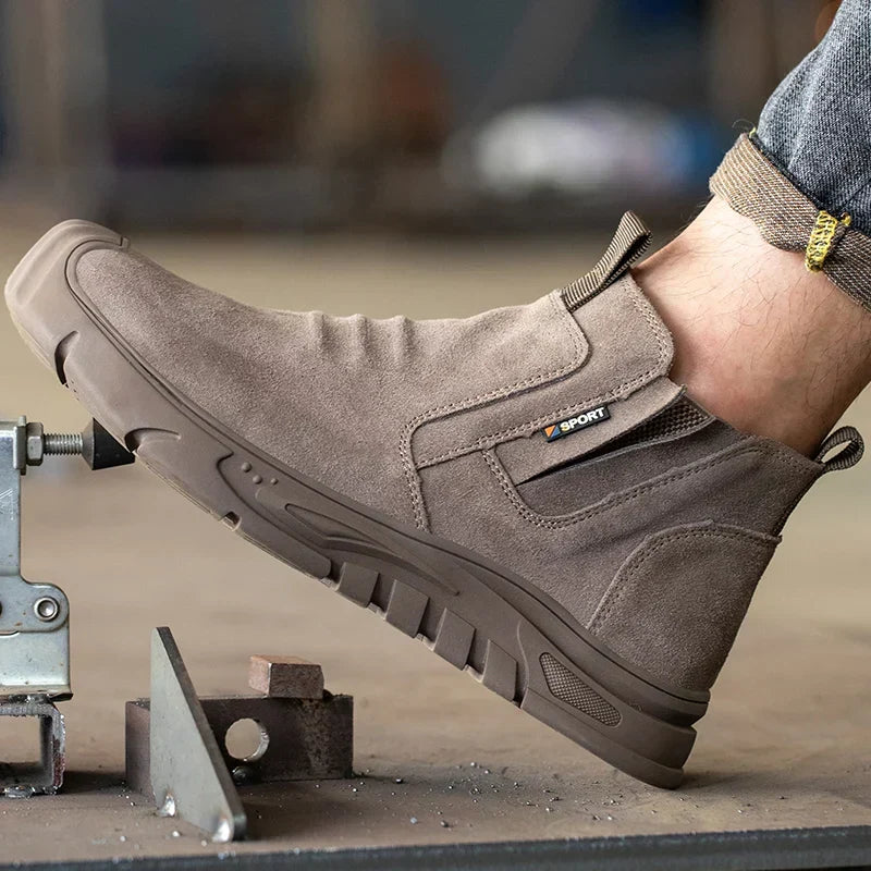 Men's heavy-duty work boots with slip-resistant sole, perfect for construction & industrial use.