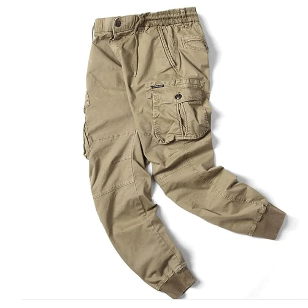 Stylish men's stretch cargo pants, robust design, perfect for casual or outdoor activities.