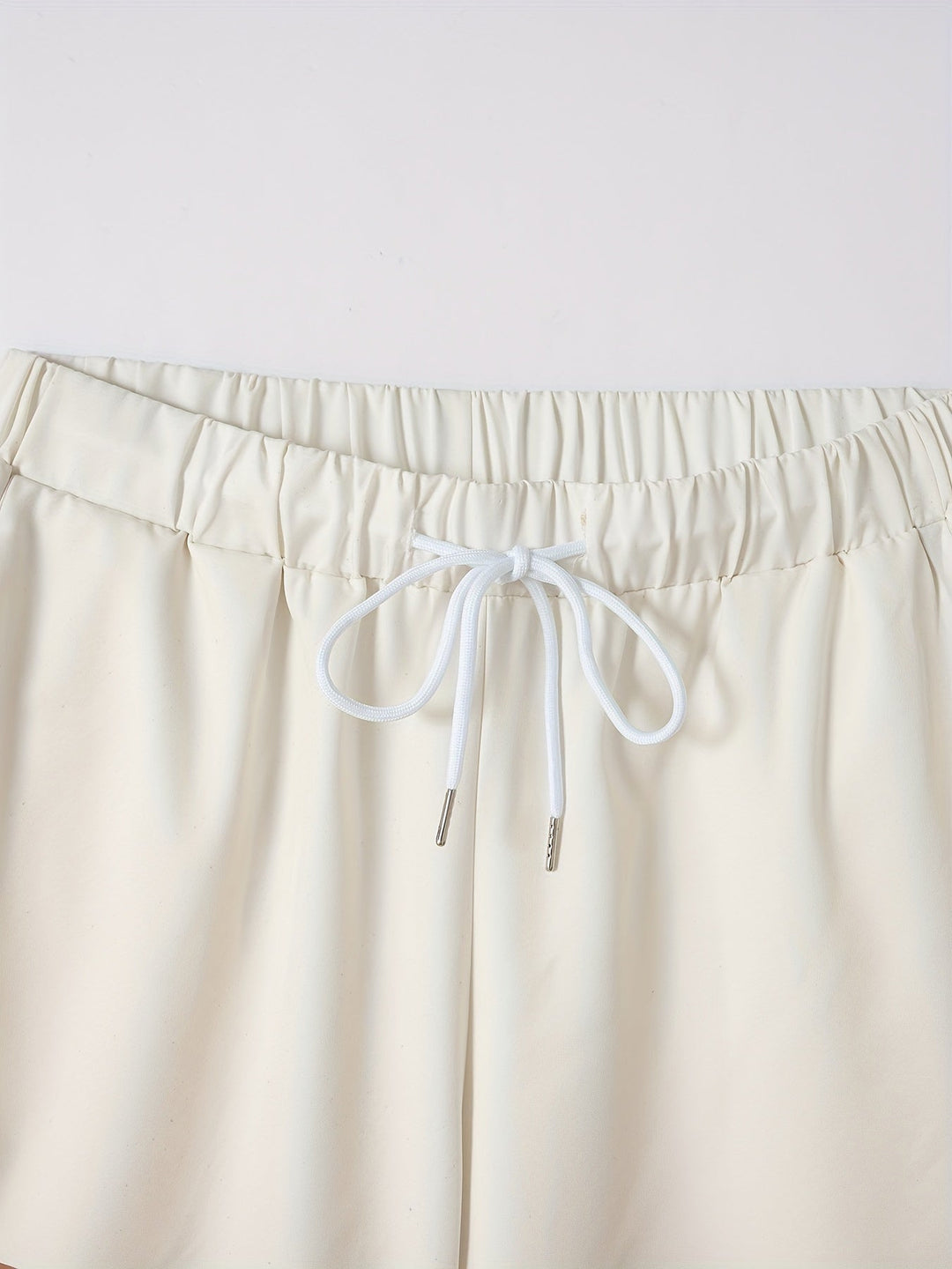 Men's striped casual outfit: short sleeve shirt and matching drawstring shorts. Ideal for summer and vacation.