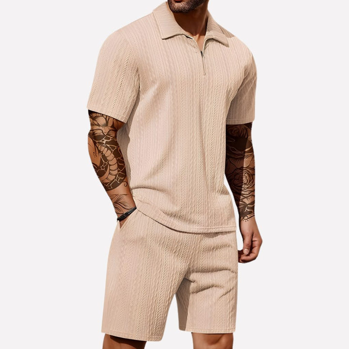 Lounge-ready men's two-piece set: comfortable polo shirt & shorts. Relaxed fit for everyday style.