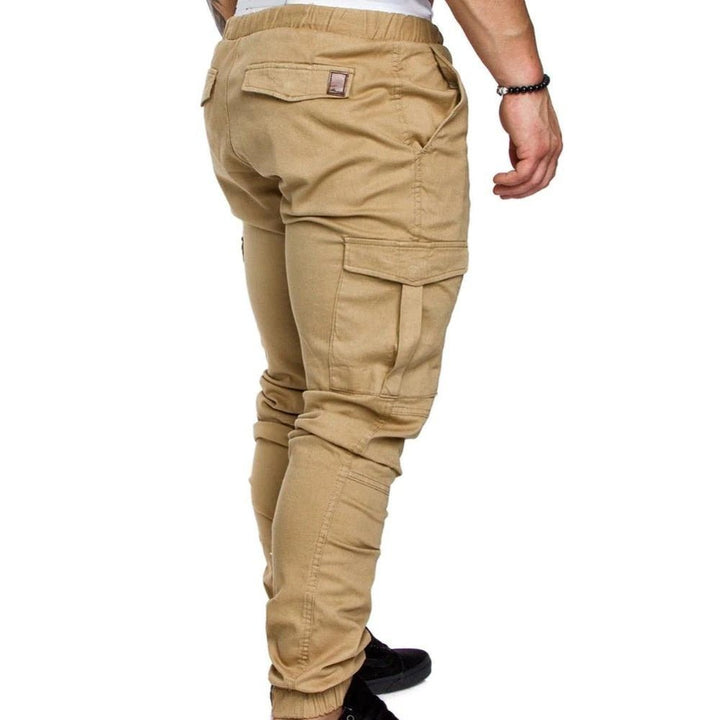Stylish men's cargo pants in a modern fit, designed for everyday comfort and outdoor activity.