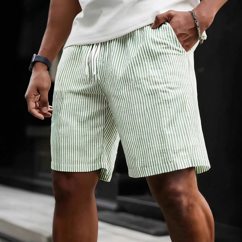 Striped men's shorts with a relaxed fit, offering everyday comfort. Stylish casual wear for summer.