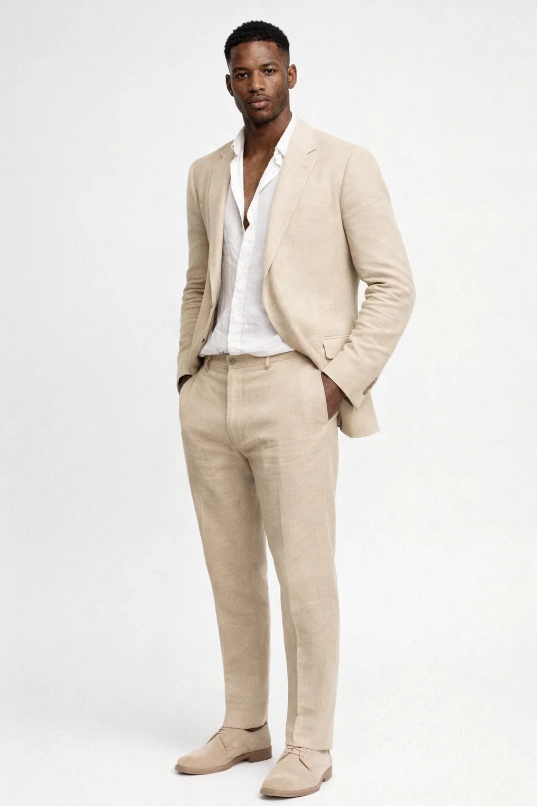 Men's fashionable two-piece suit featuring a tailored blazer & trousers, suitable for formal wear or business attire.