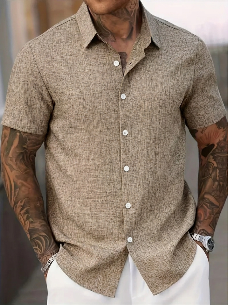 Sharp men's short sleeve button-down. Trey Classic summer shirt, ideal for stylish casual outfits.