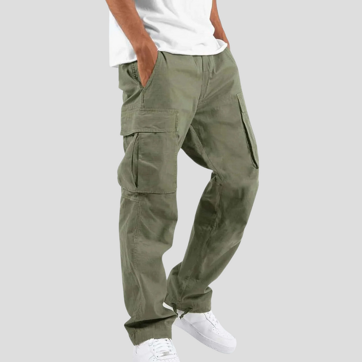 Comfortable men's casual cargo pants in modern style, ideal for everyday wear with a relaxed, versatile fit.