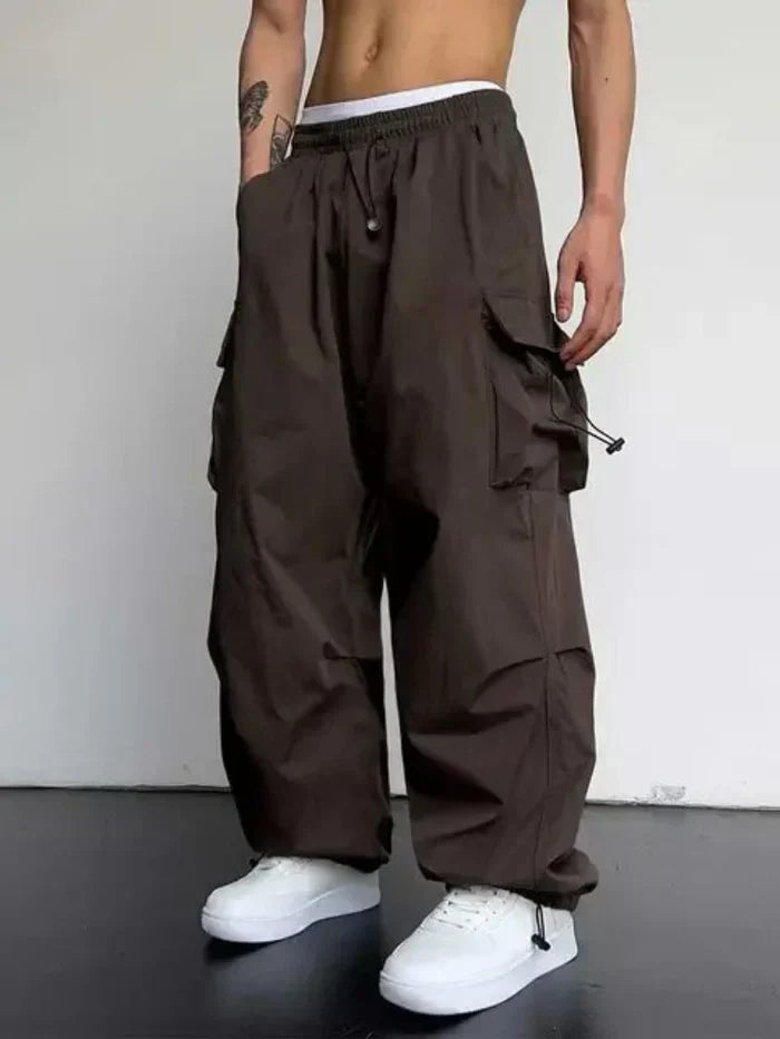 Functional men's cargo trousers with multiple pockets, perfect for casual wear and daily utility.