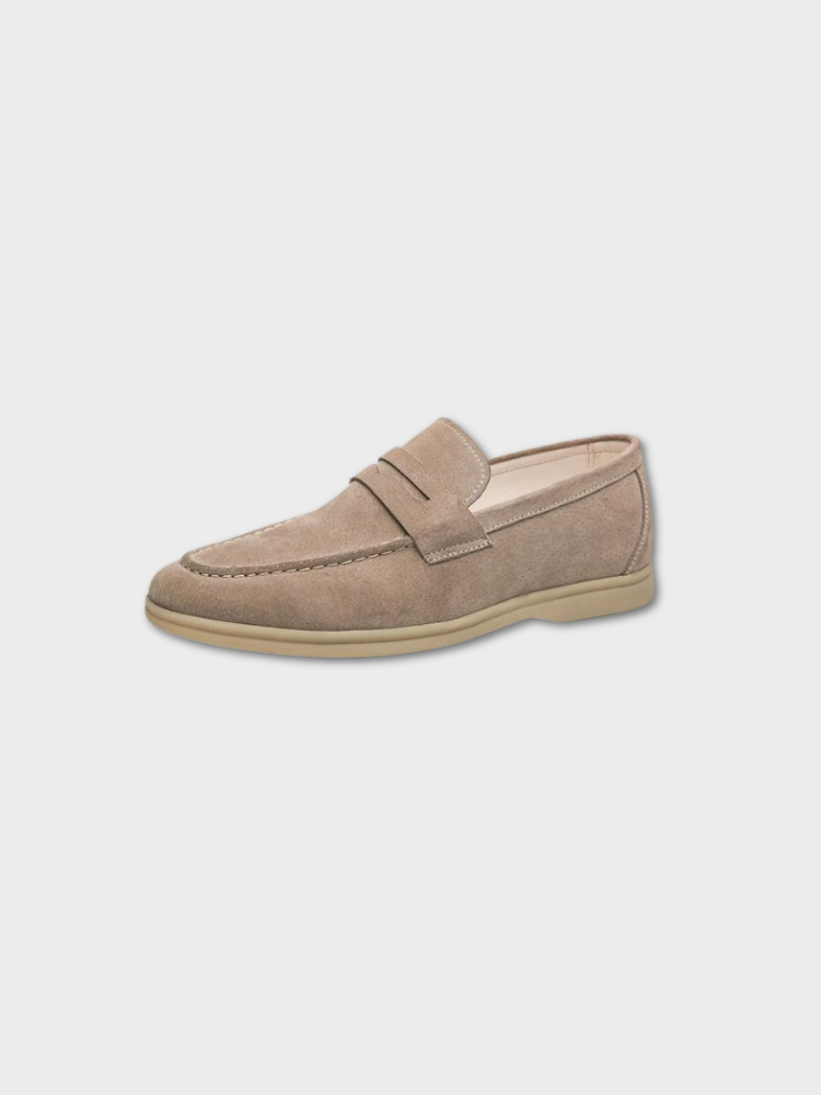 Elegant men's vintage slip-on loafers. Timeless design and cushioned comfort for modern casual fashion.