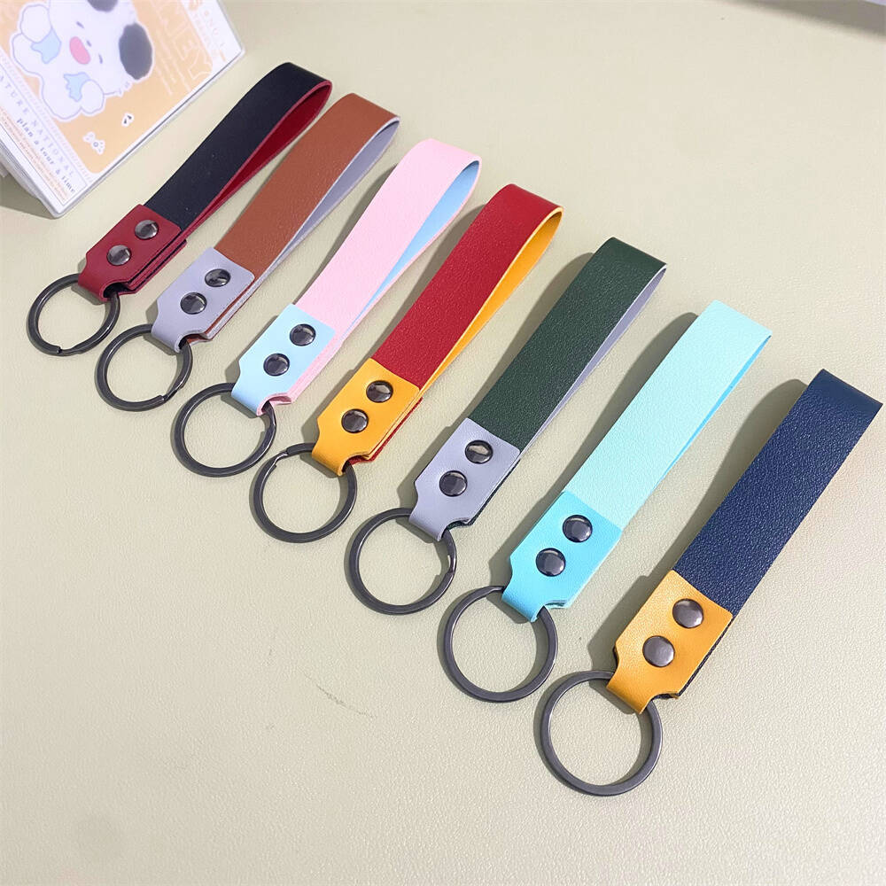 Minimalist genuine leather keychain, sleek and durable key holder for everyday carry.