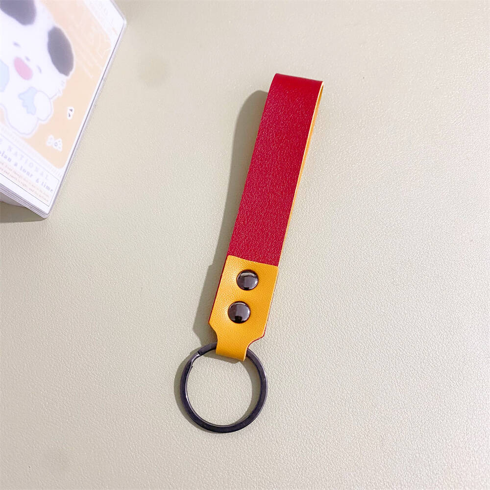Elegant minimalist leather keychain, perfect unisex gift for practical everyday use.