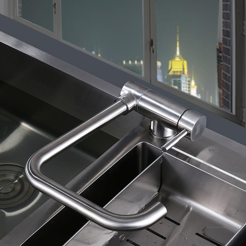 Contemporary kitchen sink tap, single handle control, 360° swivel, durable ceramic valve for daily use.