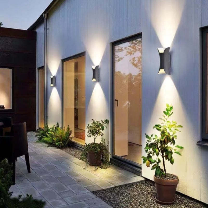 Stylish black modern LED outdoor wall lamp, robust and weatherproof.
