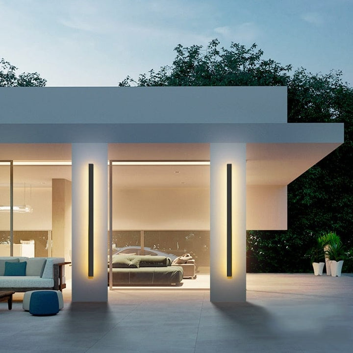 Elegant modern LED garden light, wall-mounted, for sophisticated outdoor ambiance.