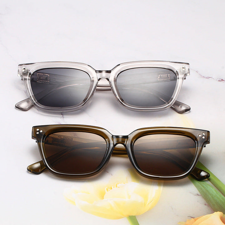 Modern unisex fashion sunglasses with full UV protection, ideal for summer style & travel.