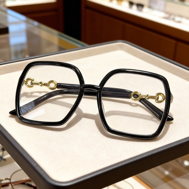 Modern unisex square frame glasses, stylish and versatile eyewear for everyday fashion.
