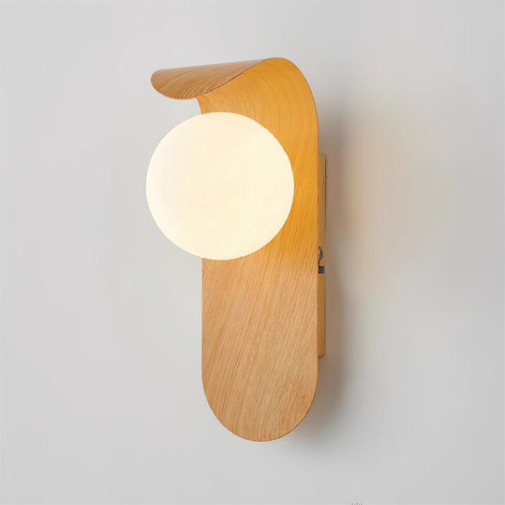 Wood effect LED wall lamp with a spherical opal glass globe, for a chic indoor look.