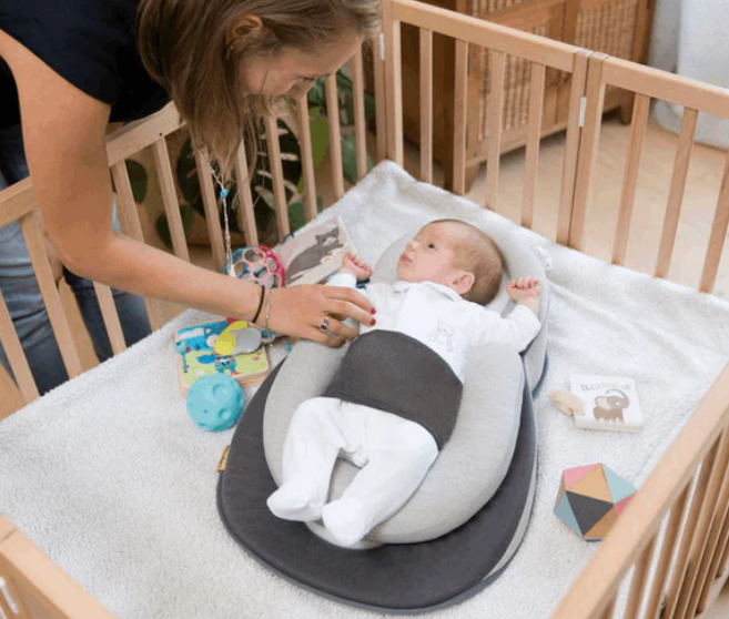 Gentle newborn support pillow with 15° incline, memory foam, and a breathable cotton cover for baby's comfort.