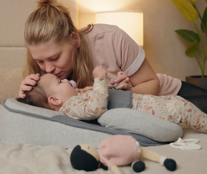 Comfortable newborn baby pillow with 15° incline for infant support, memory foam ensures supervised rest for baby.