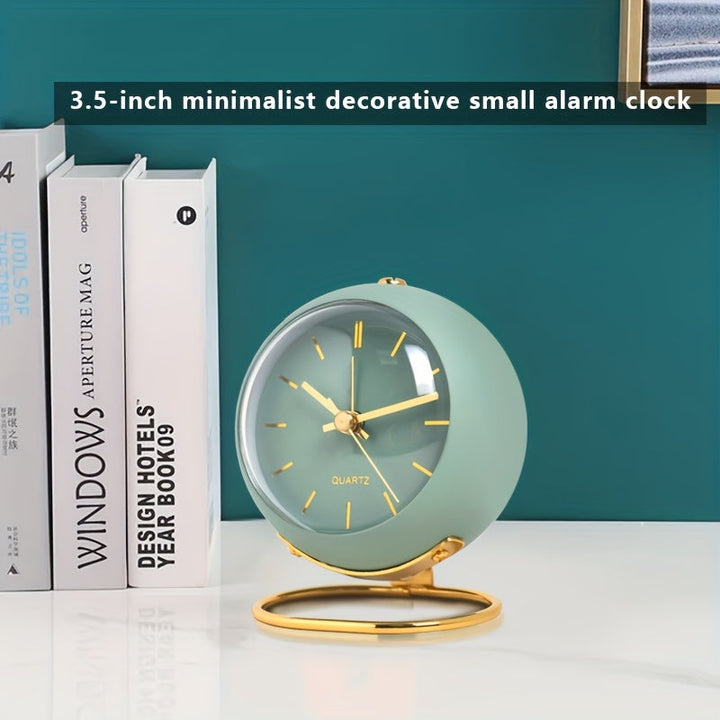 Battery-operated Nordic desk clock with luminous hands, easy to read in the dark, modern design.