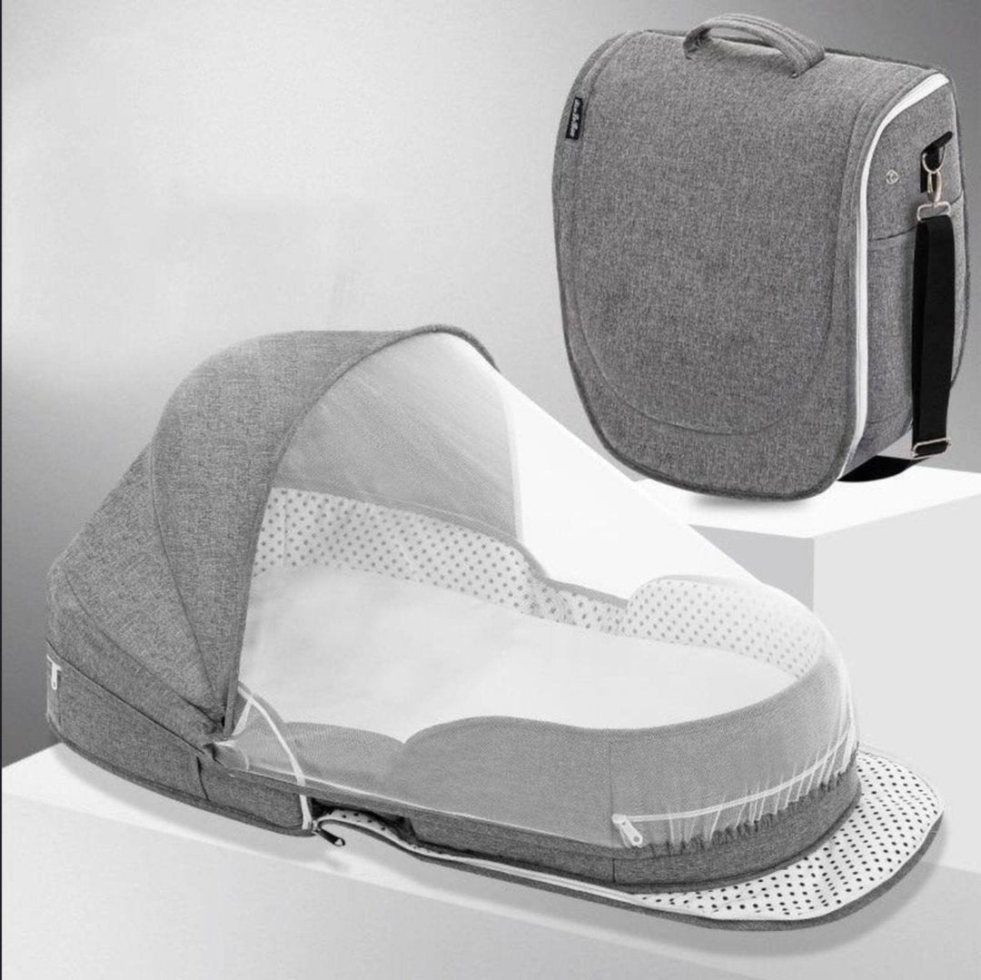 Secure baby sleep area: portable mosquito net bed for infants, ideal for travel and outdoor protection.