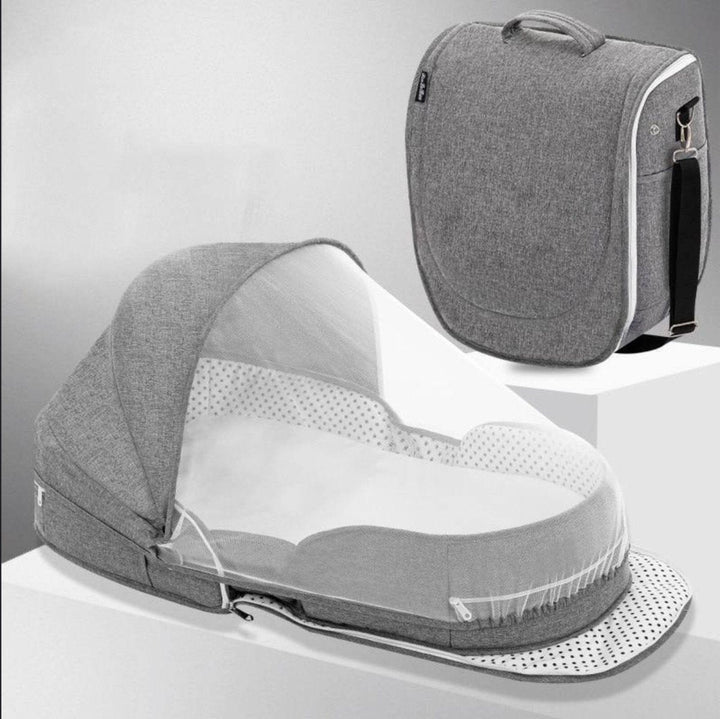 Secure baby sleep area: portable mosquito net bed for infants, ideal for travel and outdoor protection.