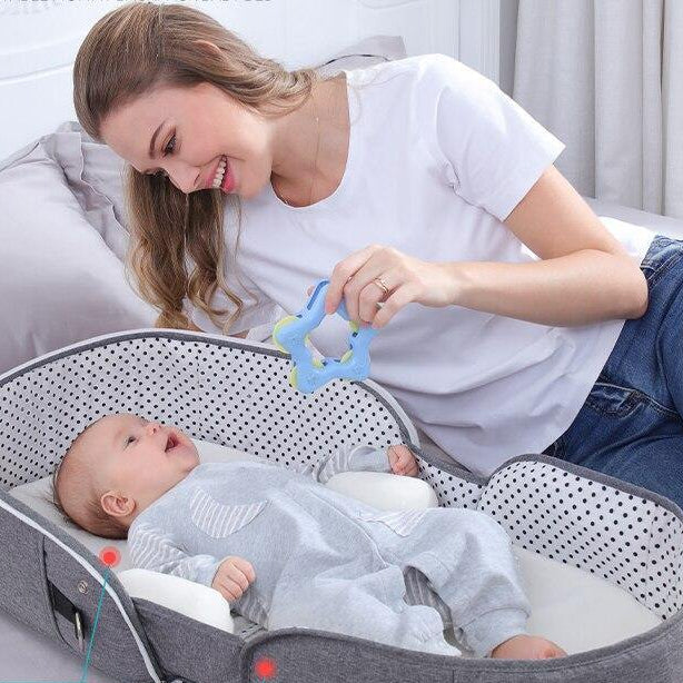 Compact baby pop-up crib with integrated mosquito net, ensuring a safe, protected sleep environment.