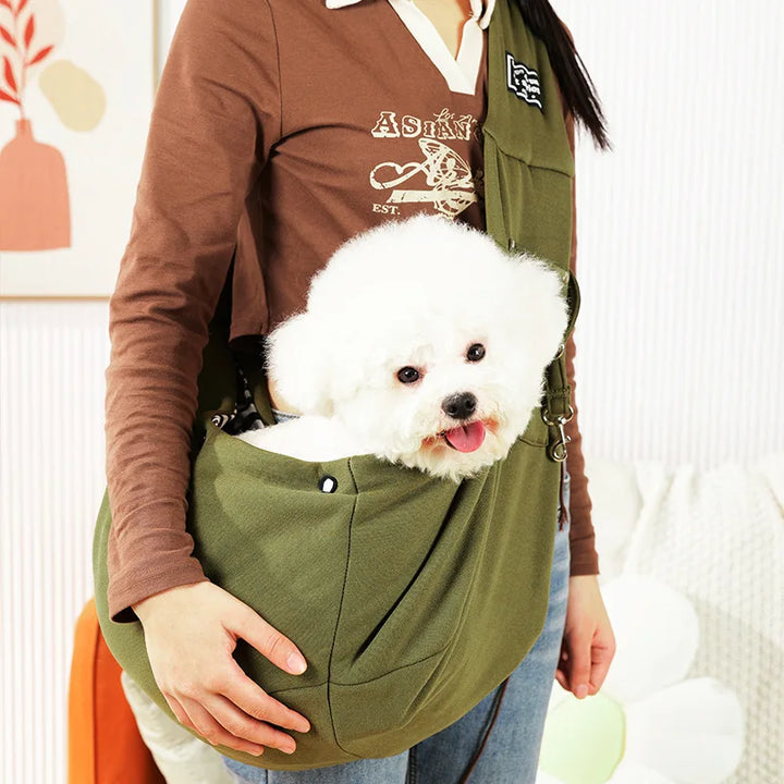 Portable pet carrier bag in oxford fabric for safe dog & cat travel. Comfortable & stylish pet accessory.