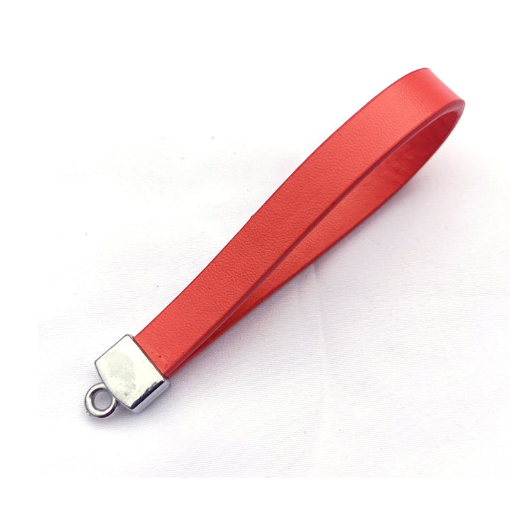 Stylish black leather keychain, a premium unisex accessory perfect for car keys & as a thoughtful gift.