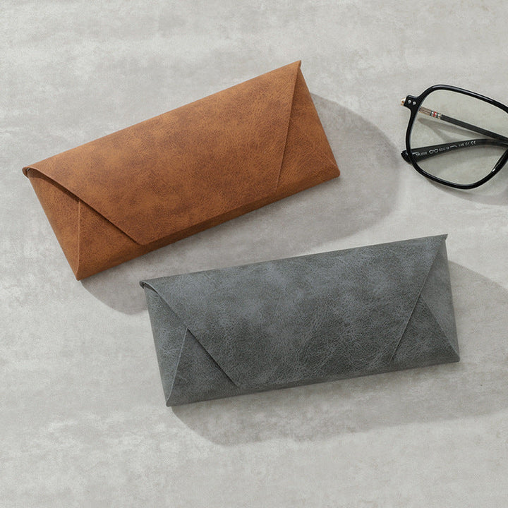 Stylish unisex leather pouch for glasses & sunglasses, perfect travel accessory.