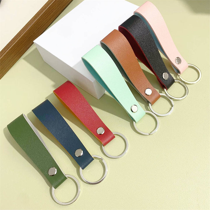 Elegant leather key chain accessory, ideal for men and women's daily use.