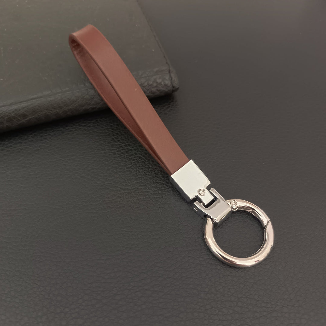 Minimalist leather key holder, sleek & compact for efficient and stylish key organization.