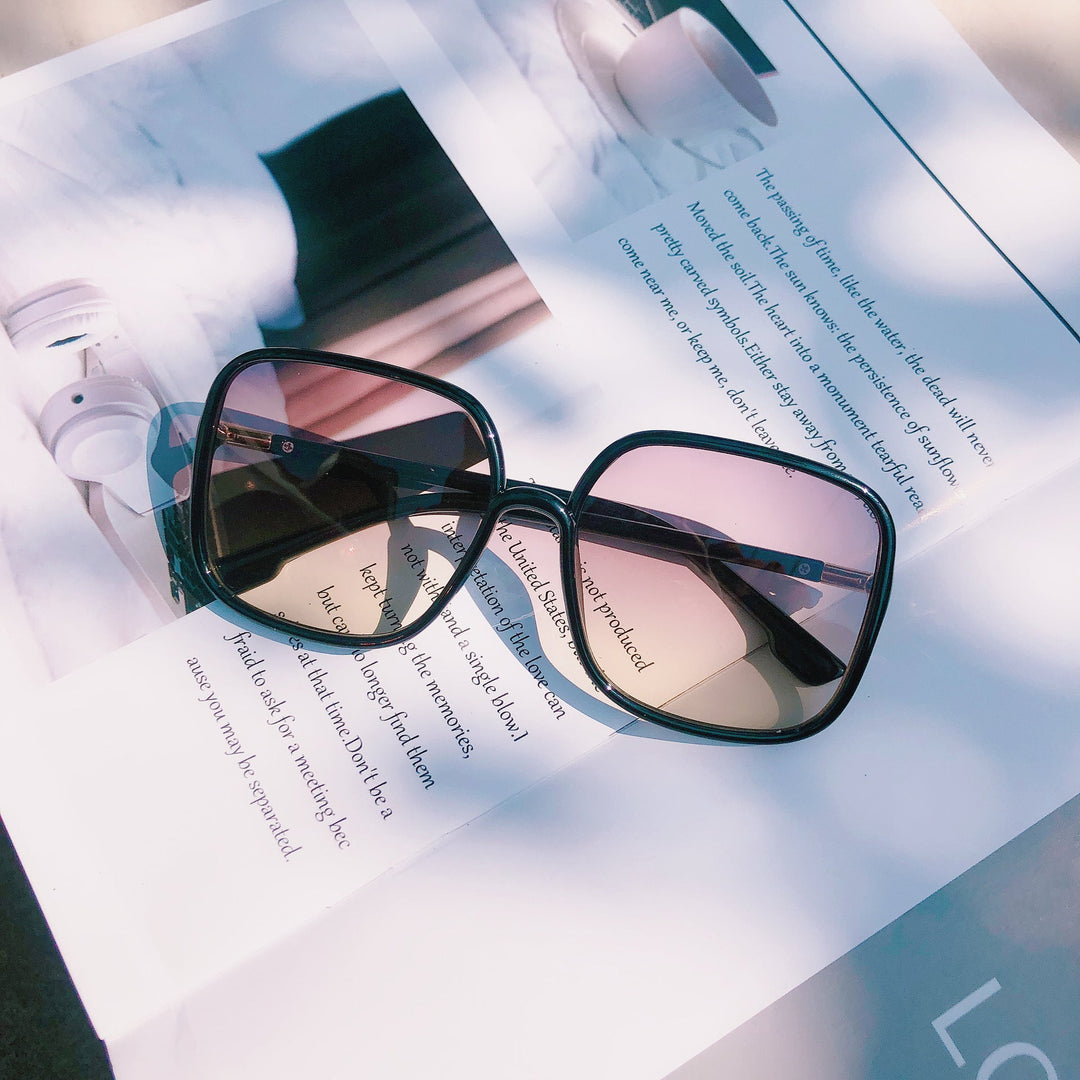 Modern unisex square sunglasses, lightweight and stylish, ensuring complete UV protection for all your outdoor adventures.
