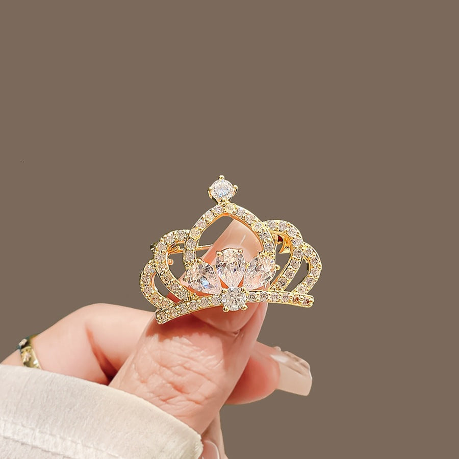 Sparkling crystal crown brooch pin, women's elegant jewelry accessory for coats, dresses or gifts.