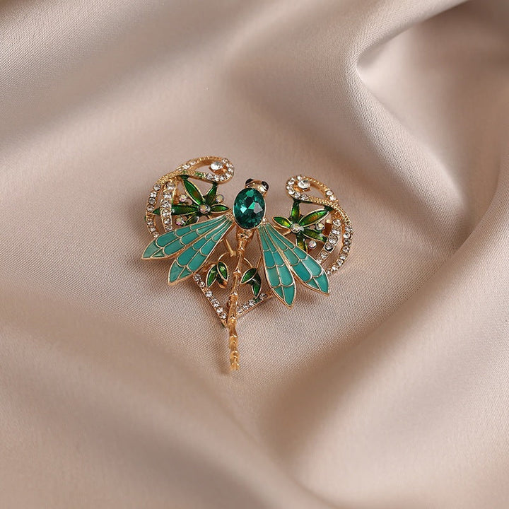 Sparkling crystal dragonfly brooch for women, an elegant animal jewelry pin with dazzling rhinestones.