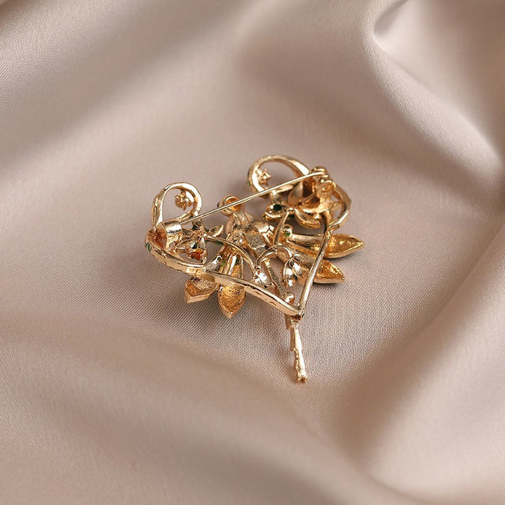 Fashionable animal crystal dragonfly brooch for women, a sparkling decorative pin for any stylish accessory.